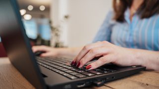 Frau am Laptop im Büro
