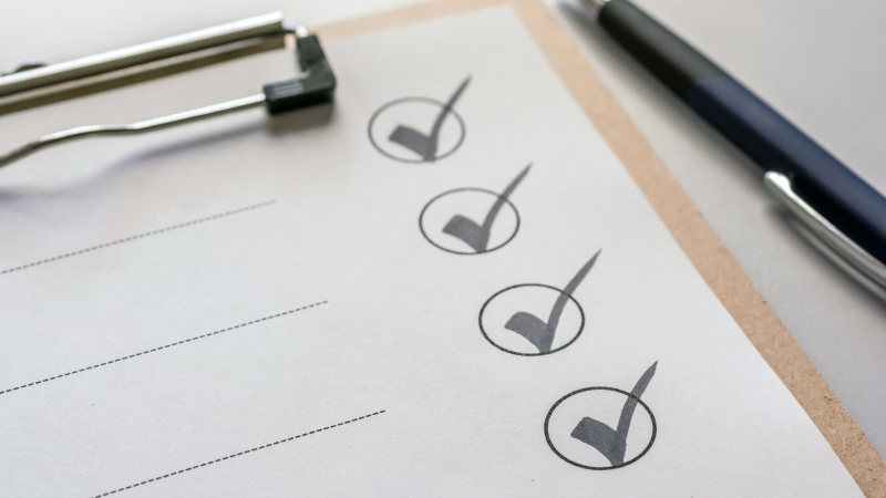 Rechtsberatung bei Duden + Partner Checkliste auf Klemmbrett mit Kugelschreiber