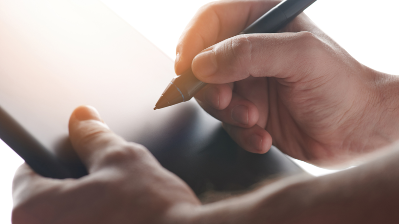 Wirtschaftsberatung bei Duden + Partner Mann mit digitalem Notizbuch